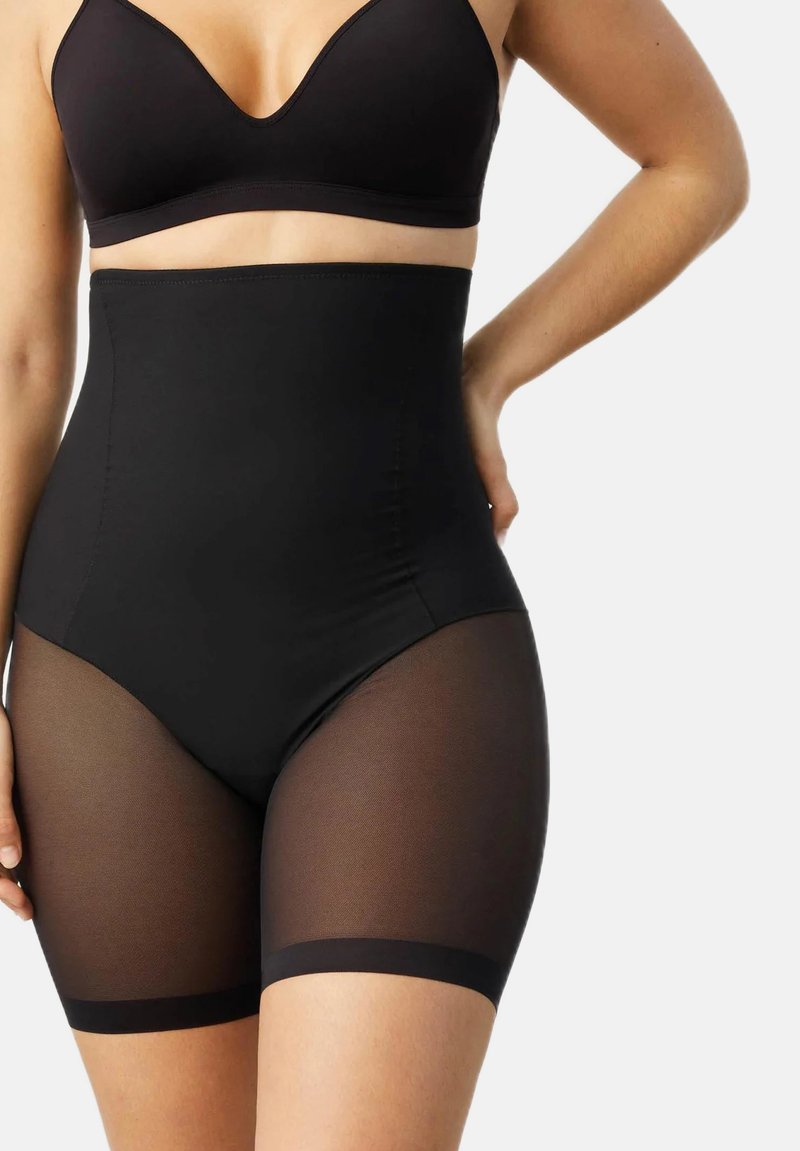 Faja negra de talle alto con un cuerpo opaco y suave, y paneles de malla transparente en los muslos. Tela flexible con un ajuste ceñido.
