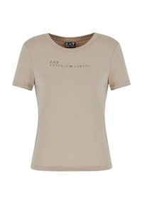 Camiseta de manga corta beige hecha de tejido suave. Presenta un cuello redondo y un logo central EA7 Emporio Armani en una tonalidad ligeramente más oscura.