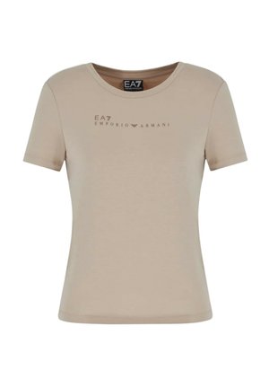 T-shirt beige a maniche corte realizzato in tessuto morbido. Presenta un collo tondo e il logo centrale EA7 Emporio Armani in una tonalità leggermente più scura.