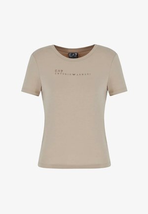 T-shirt beige a maniche corte realizzato in tessuto morbido. Presenta un collo tondo e il logo centrale EA7 Emporio Armani in una tonalità leggermente più scura.