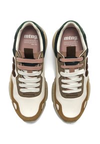 Sneaker in pelle bianca con accenti marroni, dettagli verdi e una suola testurizzata. Caratterizzati da lacci prominenti e un logo sulla linguetta.