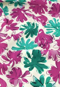 Blumenerstoff mit großen, kräftigen grünen und magentafarbenen Blumen auf einem cremefarbenen Hintergrund; glatte Textur mit sichtbaren Pinselstrichdetails.