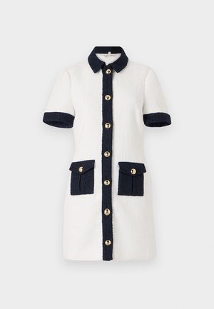 Kurzärmliges Kleid aus weißem strukturiertem Stoff mit marineblauem Kragen, Knöpfen und Taschen. Mit goldenen Knopfakzenten und kontrastierenden Taschen.
