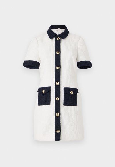 Rochie cu mânecă scurtă din țesătură albă cu guler albastru închis, nasturi și buzunare. Prezintă accente cu nasturi aurii și buzunare contrastante.