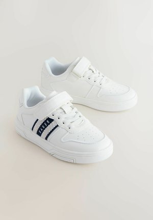 Valged tossud tekstuurse rihma ja tumesinise aktsendiga. Omavad läbipistete detaile ja polsterdatud kraega mugavuse tagamiseks. Takjapaela ja paeltega sulgemine.