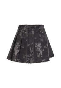 Zwarte geplooide minirok met subtiele grijze tattoo-stijl afdrukken van rozen, harten, sterren en scripttekst.