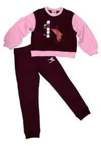 Felpa maroon con maniche rosa e logo; pantaloni maroon abbinati con vita elastica e polsini; texture morbida, design casual.