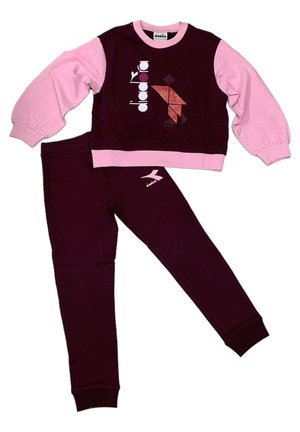 Felpa maroon con maniche rosa e logo; pantaloni maroon abbinati con vita elastica e polsini; texture morbida, design casual.