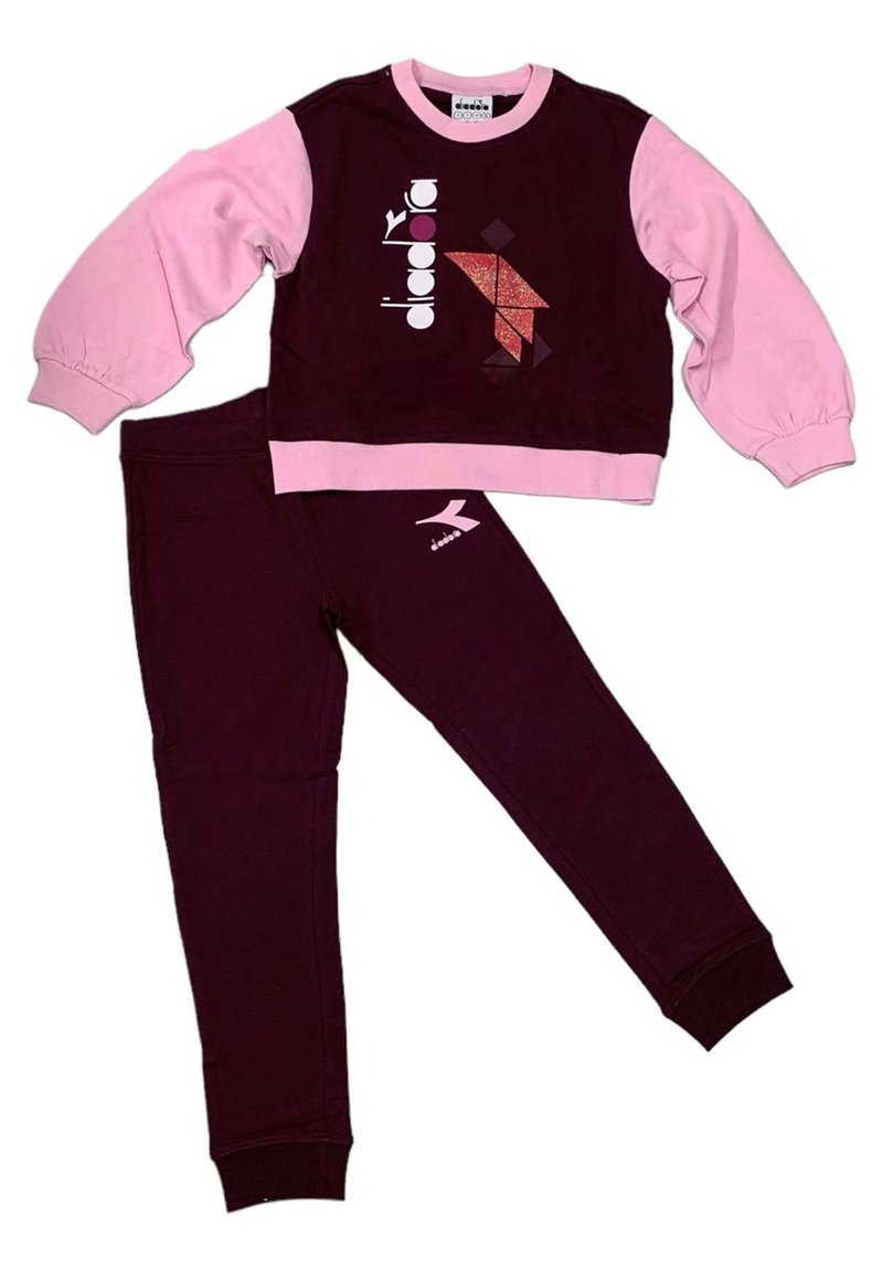Felpa maroon con maniche rosa e logo; pantaloni maroon abbinati con vita elastica e polsini; texture morbida, design casual.