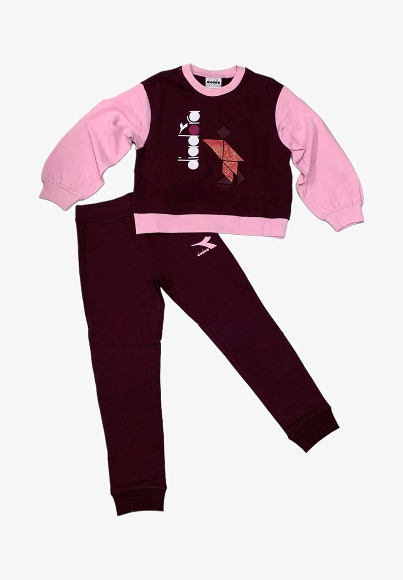 Felpa maroon con maniche rosa e logo; pantaloni maroon abbinati con vita elastica e polsini; texture morbida, design casual.