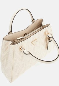 Helmbaige Handtasche mit Zickzackmuster, goldenen Beschlägen, doppelten Griffen, Reißverschlussverschluss und einer Innentasche. Glatte Textur.