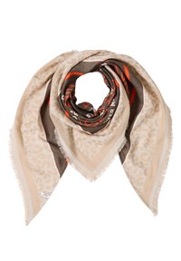 Écharpe triangulaire beige et marron avec imprimé léopard clair, accents géométriques orange, et bords frangés, disposée en boucle.