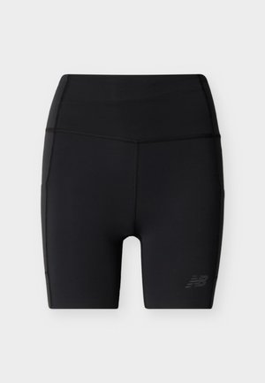 Μαύρο αθλητικό σορτς από ελαστικό υλικό, με ψηλή μέση, επίπεδες ραφές και ένα μικρό αντανακλαστικό λογότυπο στο κάτω αριστερό πόδι.