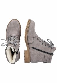 Bottines en daim gris avec une surface texturée, lacets à l'avant, fermeture éclair sur le côté et semelle en caoutchouc beige. Doublées de fourrure douce pour plus de chaleur.