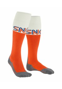 Orange und weiße knielange Socken mit blauer "SNS"-Markierung am Bündchen, grauem verstärktem Fersen- und Zehenbereich, glatter Textur und passgenauem Design.