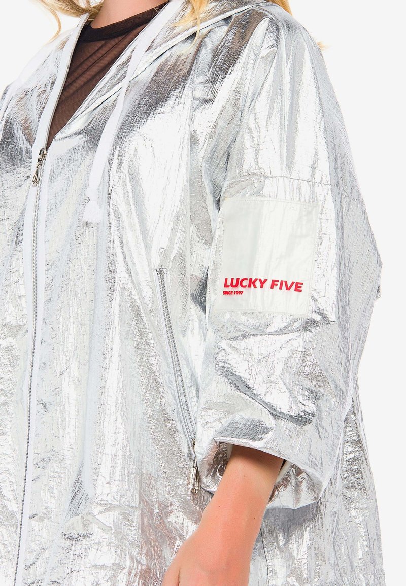 Damen Leichte Jacken | Cipo & Baxx MIT PRAKTISCHER KAPUZE Regenjacke / wasserabweisende Jacke silver/silberfarben - JM82478 Damen Leichte Jacken | Cipo & Baxx MIT PRAKTISCHER KAPUZE Regenjacke / wasserabweisende Jacke silver/silberfarben - JM82478