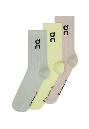 Tri para rebrastih nogavic v svetlo sivi, limetno zeleni in bež barvi, z rjavim logotipom blizu manšete. Gladek tekstura, dolžina do sredine meč.