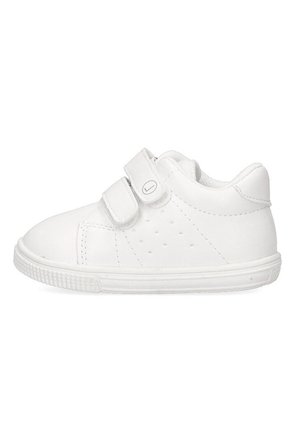 Zapatilla blanca de cuero con dos correas de Velcro, lados perforados, punta redonda y suela de goma con bordes texturizados.