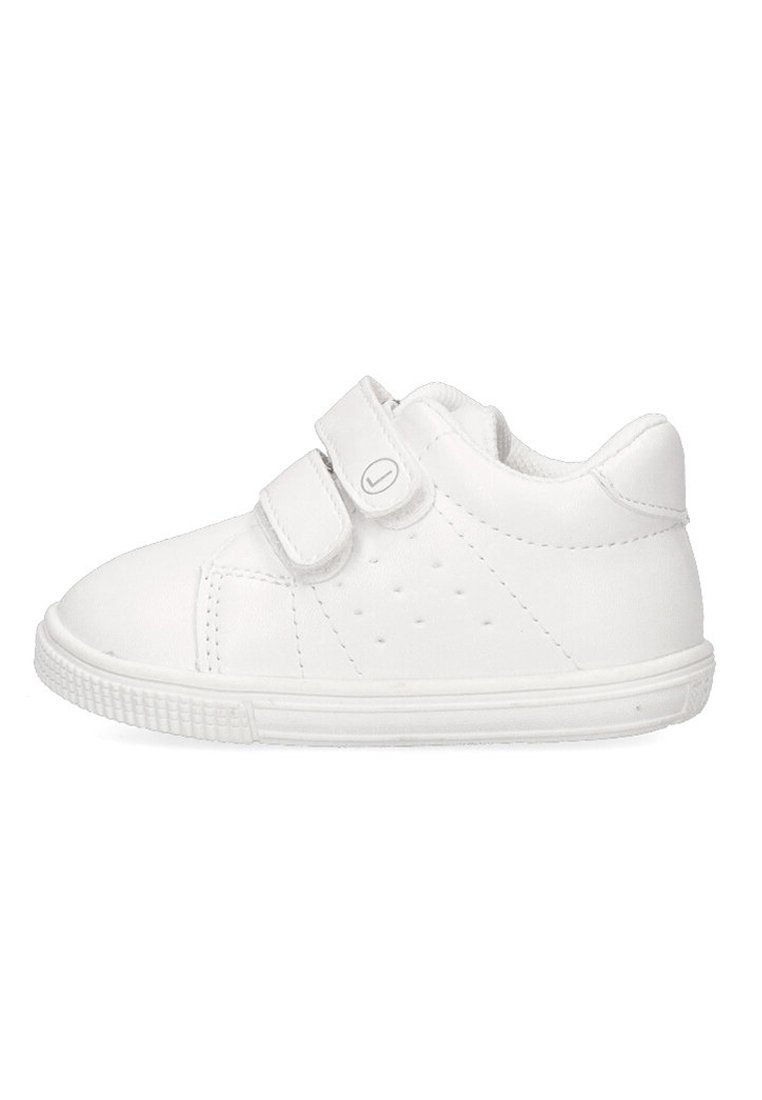 Zapatilla blanca de cuero con dos correas de Velcro, lados perforados, punta redonda y suela de goma con bordes texturizados.