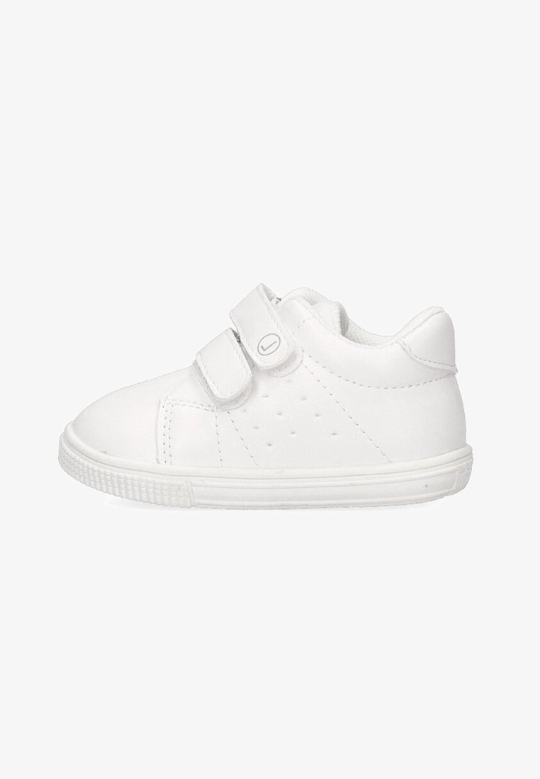 Zapatilla blanca de cuero con dos correas de Velcro, lados perforados, punta redonda y suela de goma con bordes texturizados.