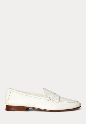 Hvid læder slip-on loafer med lav brun hæl og syninger langs toppen og siderne.