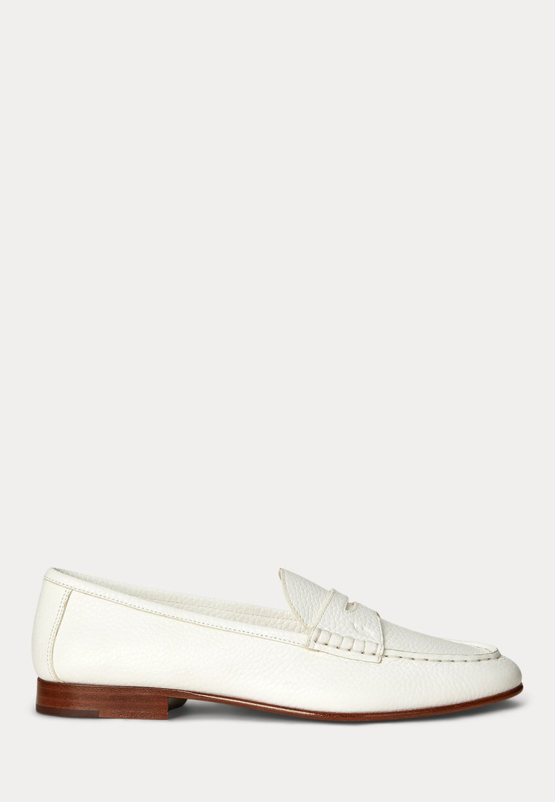 Witte leren instap loafers met een lage bruine hak en gestikte details langs de bovenkant en zijkanten.