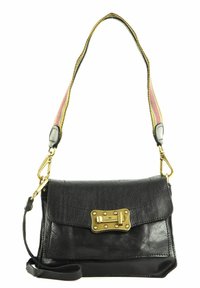 Borsa a tracolla nera in pelle con design piatto, hardware dorato e tracolla regolabile a righe. Dettaglio di chiusura notevole sul risvolto anteriore.