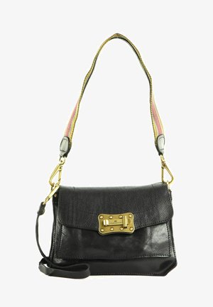 Borsa a tracolla nera in pelle con design piatto, hardware dorato e tracolla regolabile a righe. Dettaglio di chiusura notevole sul risvolto anteriore.