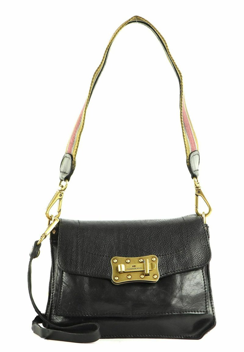 Borsa a tracolla nera in pelle con design piatto, hardware dorato e tracolla regolabile a righe. Dettaglio di chiusura notevole sul risvolto anteriore.