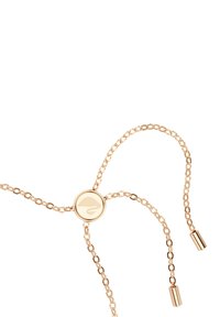 Guld kedjahan med rund justerbar lås som har en graverad svansymbol och två cylindriska änddelar.