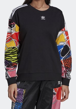 Zwarte sweatshirt met kleurrijke, gemusterde mouwen met verschillende ontwerpen. Bevat een klein wit Adidas-logo op de borst.