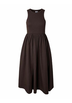 Temno rjava midi obleka brez rokavov z oprijetim rebrastim bodijem in nabranim polnim krilom na belem ozadju.