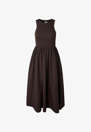 Ermeløs mørkebrun midikjole med figursydd ribbestrikket liv og samlet fullt skjørt på hvit bakgrunn.