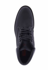 Zwarte leren schoen met een ronde neus, zes vetergaatjes en grijze veters. Bevat een gevoerde kraag en eenvoudige stikseldetails langs de rand.