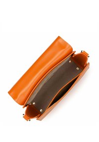 Oranje leren handtas met een gestructureerd ontwerp. Beschikt over een ruime binnenkant zonder compartimenten en heeft een gladde textuur. Opent met een klep.