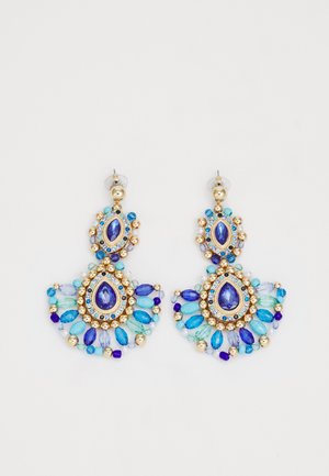 Modre in turkizne uhane z obliko solze, okrašene z zlatimi kovinskimi kroglicami in več steklenimi kamenčki v različnih odtenkih.