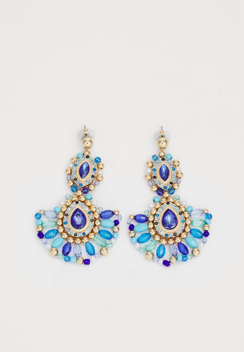 Blå og turkise øreringer med en tårnformet design, utsmykket med gullmetallperler og flere glasssteiner i varierende nyanser.