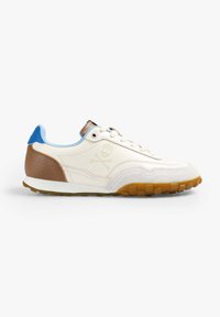 Baskets pour hommes en cuir crème avec des accents bleus, talon texturé brun et semelle en caoutchouc gomme clair. Comprend des détails cousus et un logo.