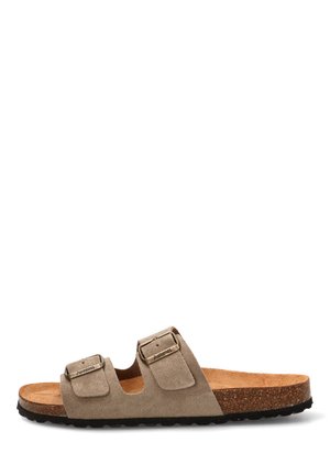 Sandalia beige de ante con dos tiras ajustables con hebilla, plantilla de corcho y suela de goma negra texturizada, vista de perfil.