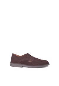 Scarpa oxford in camoscio marrone scuro con punta rotonda, chiusura con lacci e superficie texturizzata. Presenta un interno in pelle marrone a contrasto.