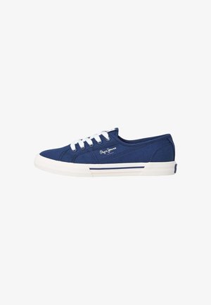 Sneakers in tela blu con lacci bianchi, suola in gomma e dettagli a strisce blu, bianche e rosse sul lato. Presenta un logo sul pannello laterale.