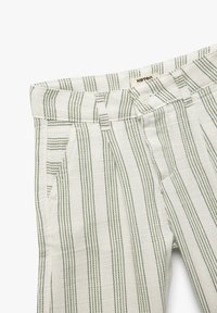 Pantalones de algodón blancos con rayas verticales verdes, con cierre de botón, pliegues y bolsillos laterales. Textura suave con un diseño ligero.