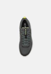 Pelēki sporta apavi ar acu audumu, kontrastējošām dzeltenām akcents, apaļajām šņorēm un gumijas zoli. Ietver logotipa uzlīmi uz valnīša.