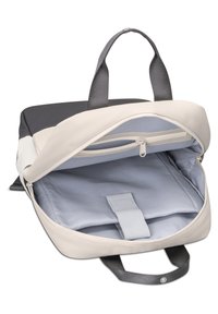 Szürke és krémszínű hátizsák, cipzáras fő rekesszel, kontrasztos belső béléssel, szövetpántokkal és kisebb külső zsebbel.