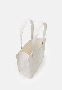 Hvit teksturert faux lær totebag med to lange håndtak, åpen topp og preget logo detalj på den ene siden.