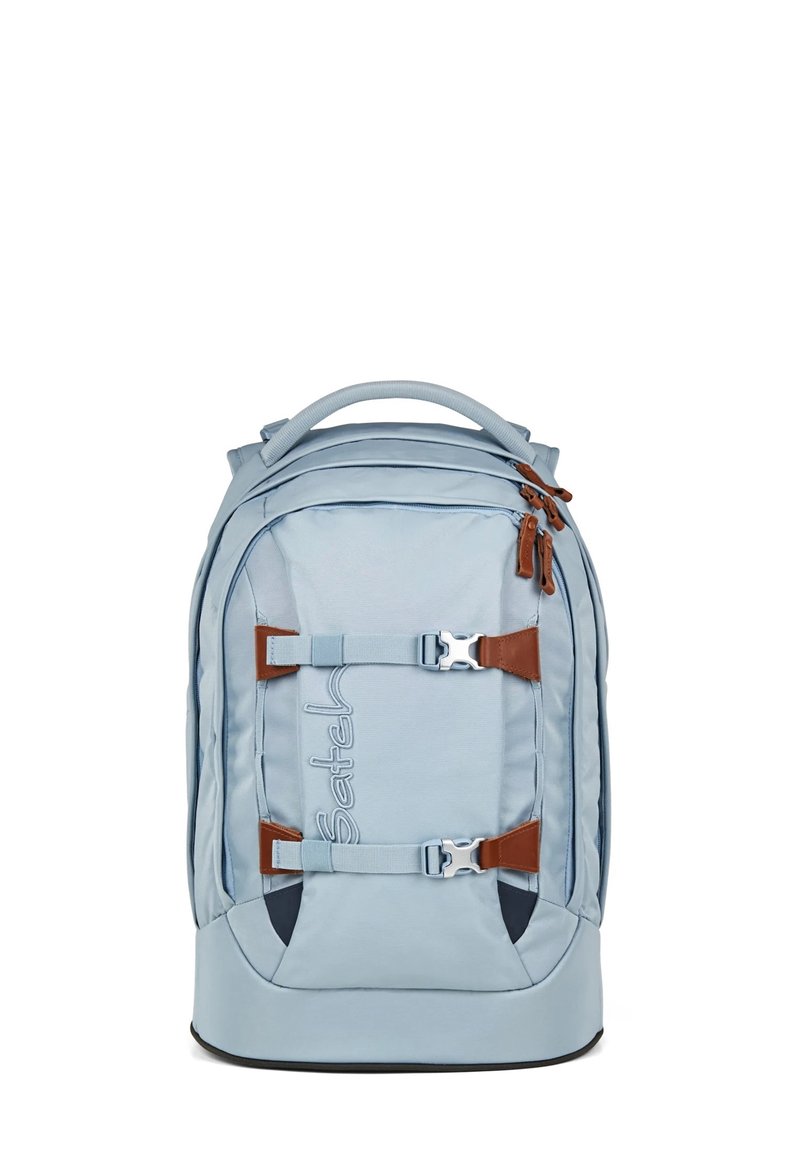 Mochila azul claro con acentos marrones, que cuenta con múltiples compartimentos con cremallera, correas ajustables y un asa superior. Textura suave, forma rectangular.