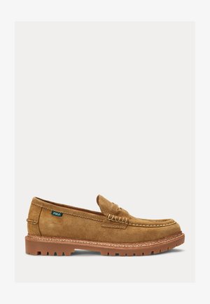 Ljusbruna mockaläderloafers med tjock brun gummisula, moccasinstickning och liten grön Polo-logotyp på sidan.