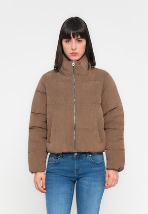 Brun kordfløyel puffjakke med høy krage, frontglidelås og to sidelommer; har en quiltet tekstur og kort design.