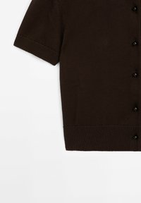 Lyhythihainen ruskea neulecardigan, jossa on napitus ja ribbitekstuuri hihoissa ja helmassa.