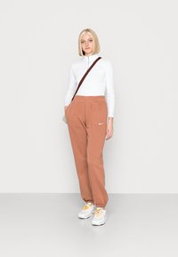 Nike Sportswear W NSW ESSNTL PANT FLC TREND - Calças de fato de treino - mineral clay/white